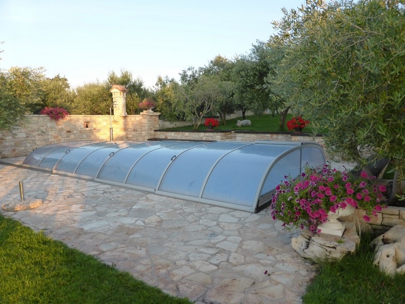 Swimmingpool mit Überdachung und Blumen