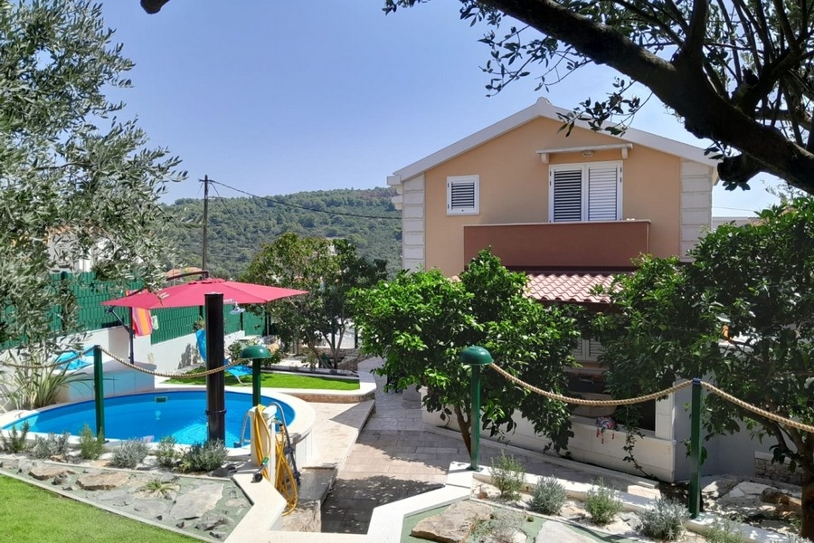 Außenansicht des Hauses mit Garten und Pool