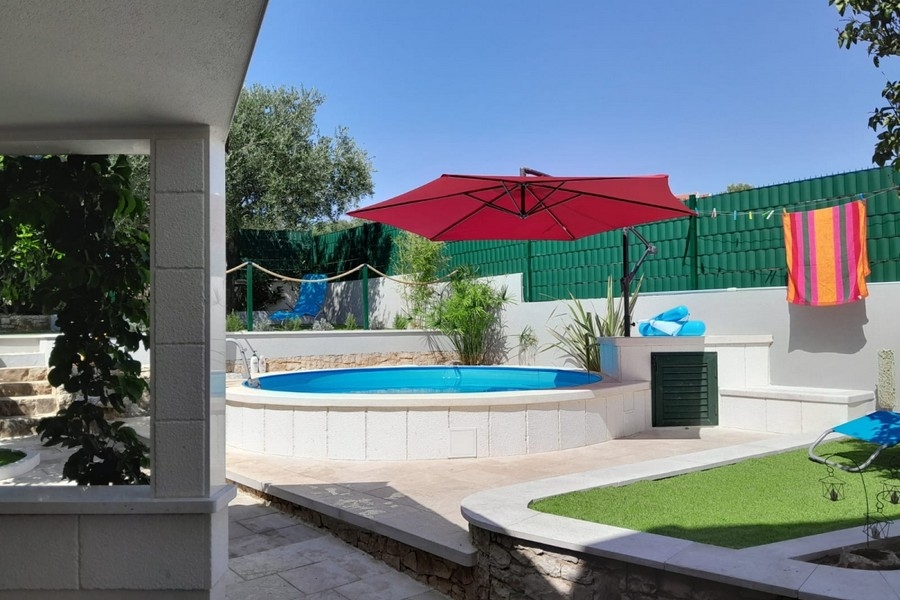 Swimmingpool mit überdachter Terrasse