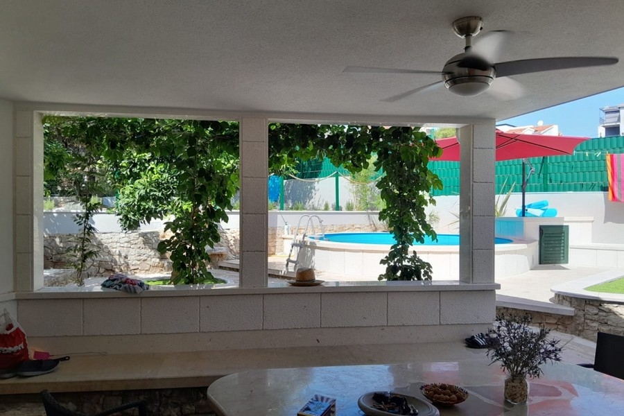Überdachte Terrasse mit Blick in den Garten