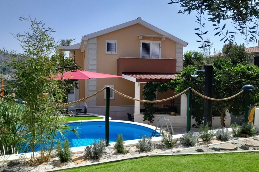 Mediterranes Haus mit Pool in Kroatien