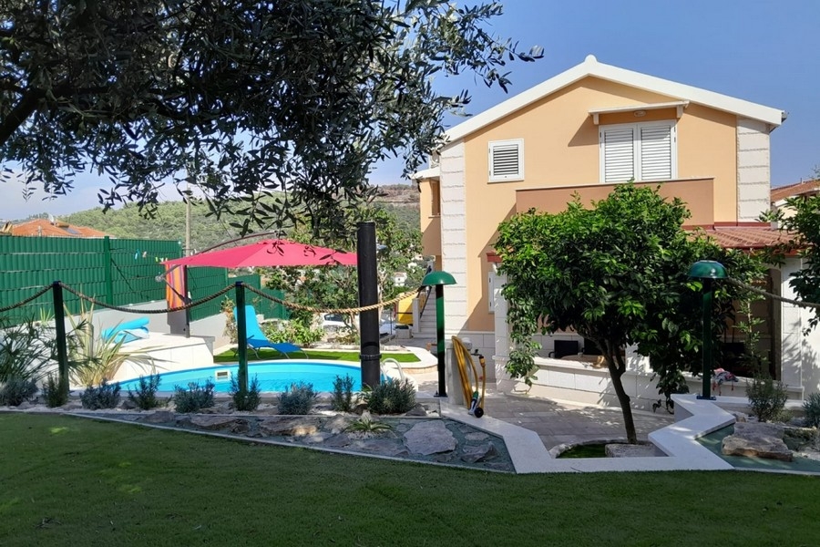 Poolbereich mit mediterranem Garten