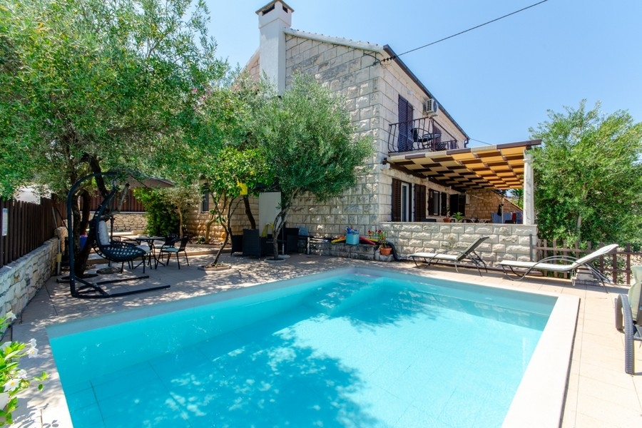 Steinhaus mit Swimmingpool und Terrasse in Sutivan