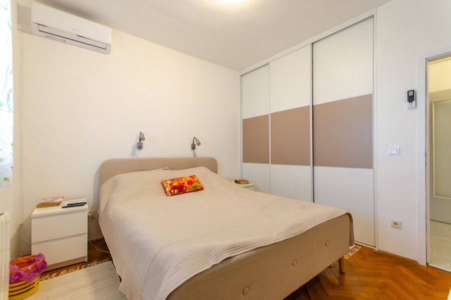 Schlafzimmer mit Einbauschrank