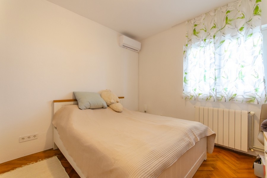 Helles Schlafzimmer mit Doppelbett