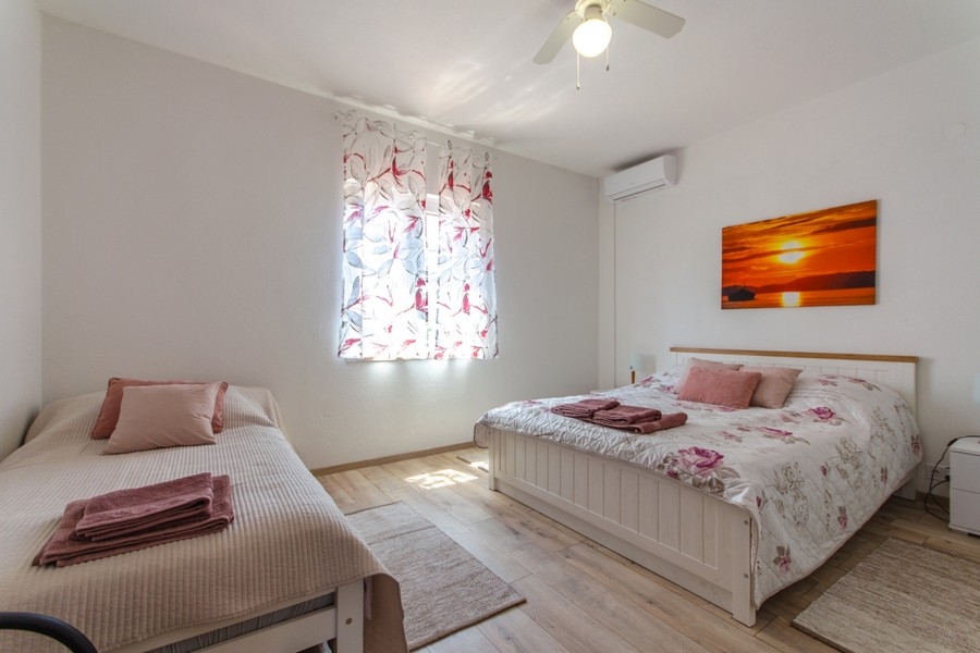 Schlafzimmer mit Doppel- und Einzelbett