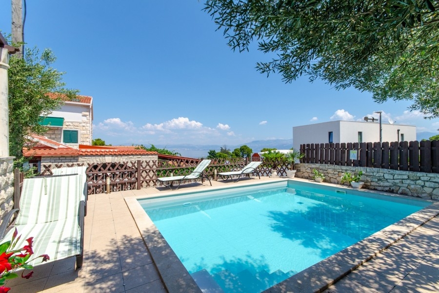 Swimmingpool mit Meerblick auf der Insel Brac