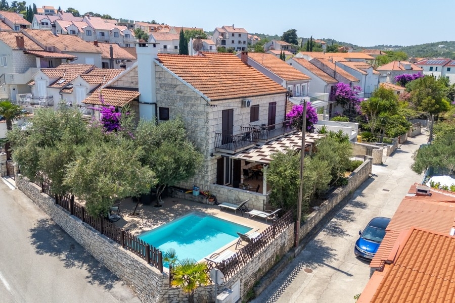 Blick auf Steinhaus und Pool in Sutivan