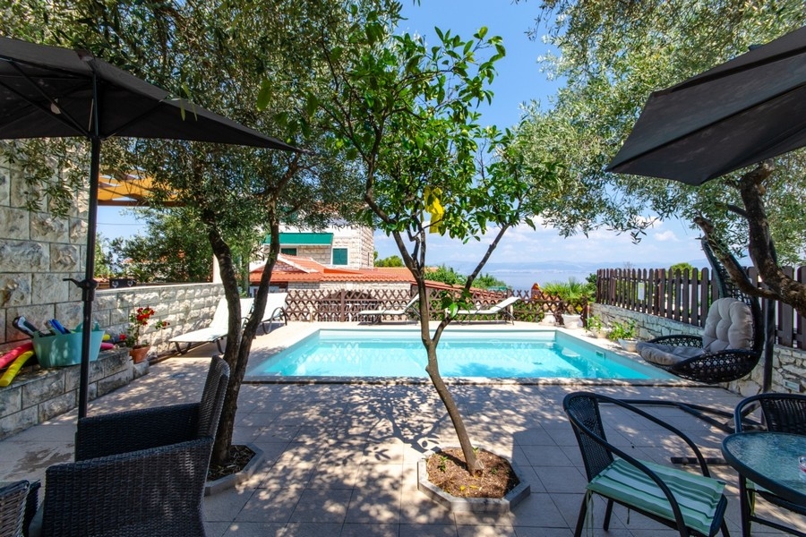 Swimmingpool mit schattiger Pergola auf Brac