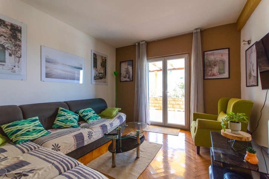 Wohnzimmer mit Sofa und Terrassenzugang