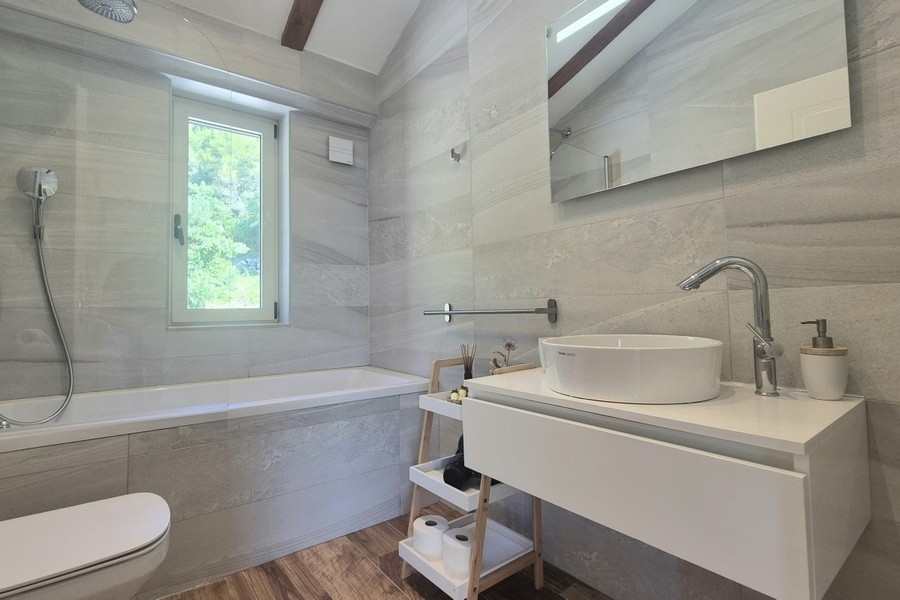 Badezimmer mit Badewanne und Waschtisch