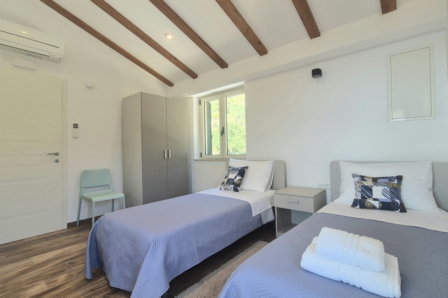 Schlafzimmer mit zwei Einzelbetten