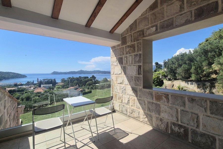 Überdachte Terrasse mit Meerblick in Kroatien