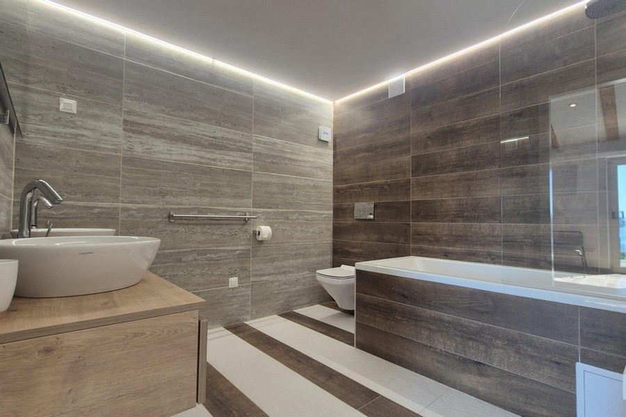 Modernes Badezimmer mit Badewanne