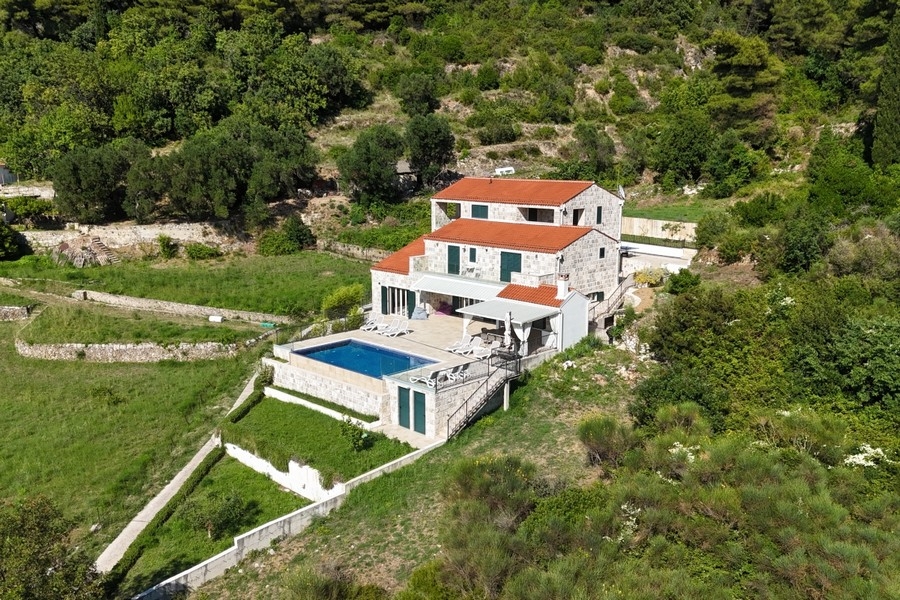 Luftaufnahme einer Villa mit Pool auf der Insel Lopud in Kroatien