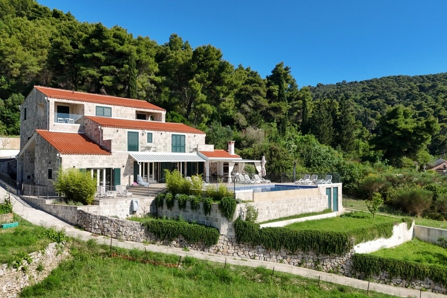 Villa mit Steinfassade, Garten und Swimmingpool