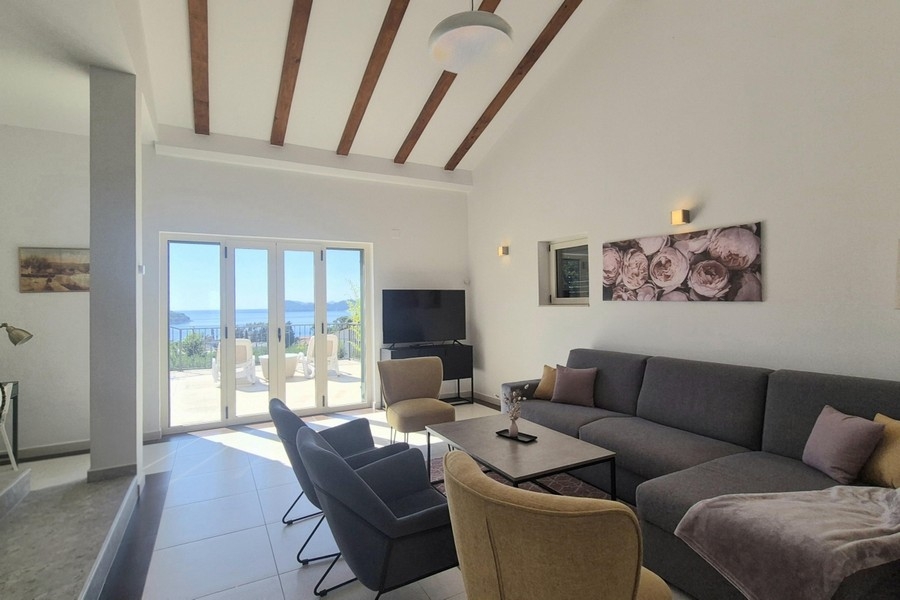 Wohnzimmer mit Sofa und Meerblick