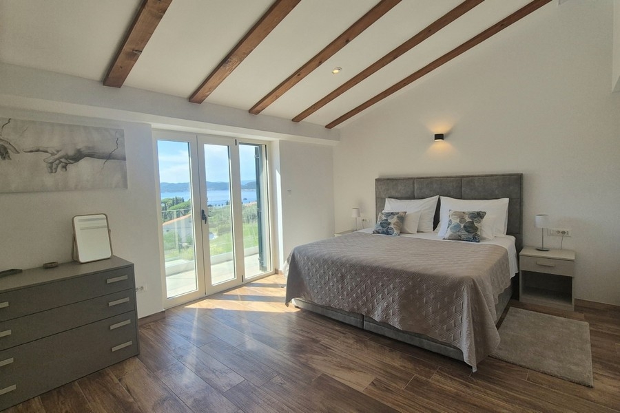 Schlafzimmer mit Doppelbett und Terrassenzugang