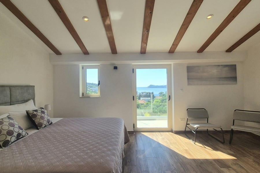 Schlafzimmer mit Blick auf das Meer