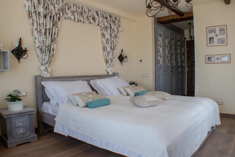 Schlafzimmer mit Doppelbett und Fenster