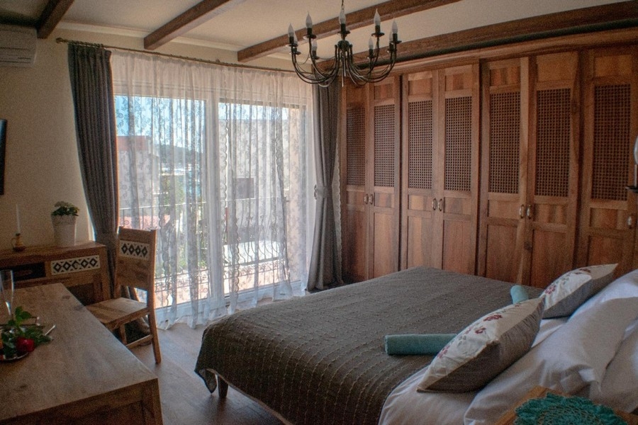 Schlafzimmer mit Holzschränken und Terrassenzugang