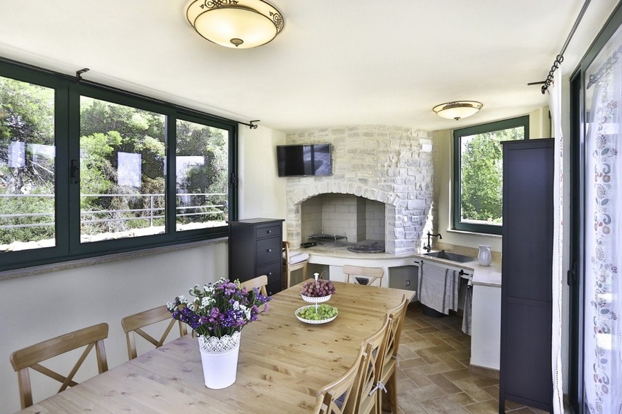 Wohnzimmer mit Kamin und großen Fenstern