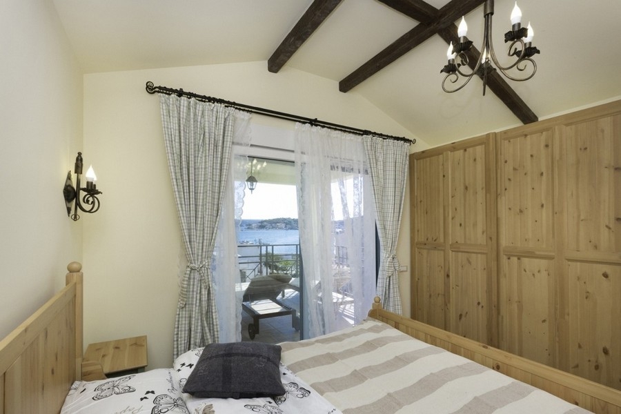 Schlafzimmer mit Balkonzugang und Holzdecke