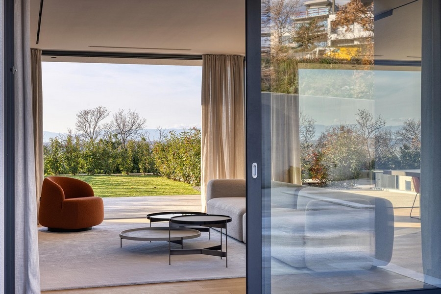 Glasschiebetür mit Blick in den Garten