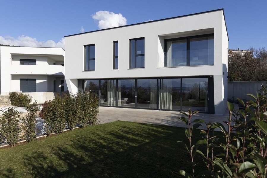 Garten mit Rasenfläche und Glasfront