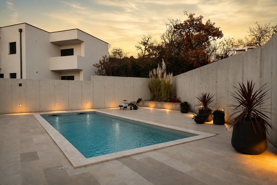 Beleuchteter Pool am Abend
