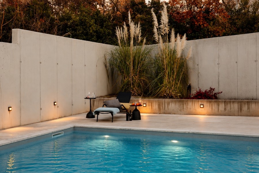 Poolbereich mit Sonnenliege