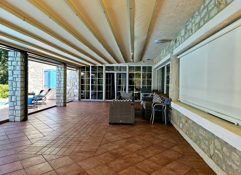 Überdachte Terrasse mit Sitzecke
