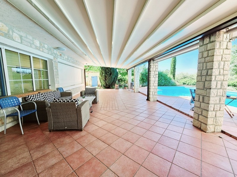 Terrasse mit Loungemöbeln und Blick zum Pool in Kroatien