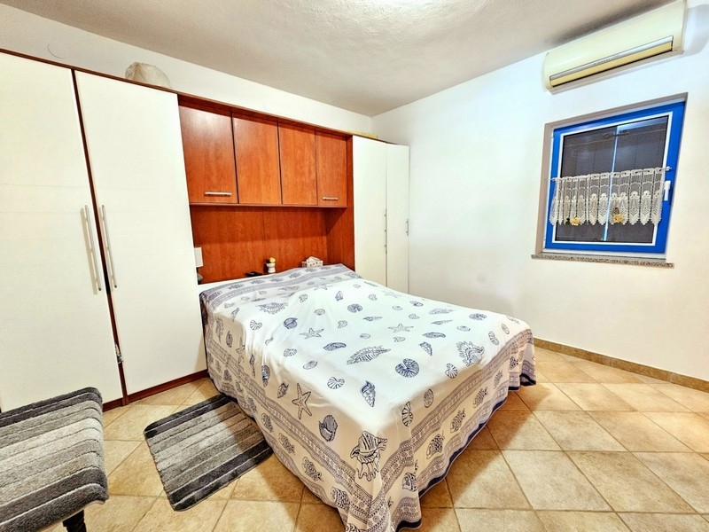 Schlafzimmer mit Doppelbett und Klimatisierung