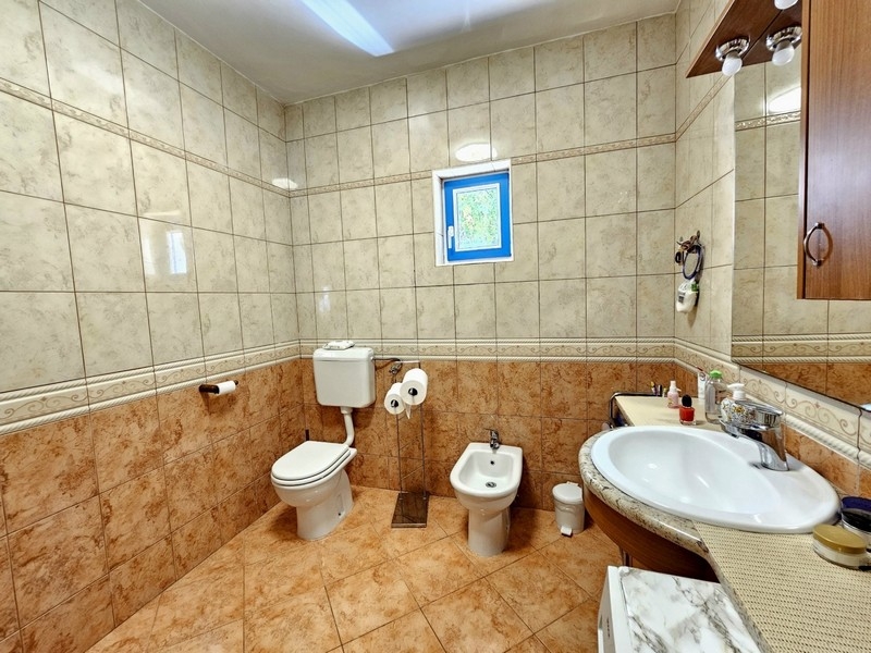 Badezimmer mit Toilette und Bidet