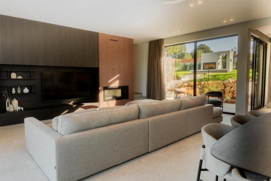 Wohnzimmer mit Kamin und Fernsehwand