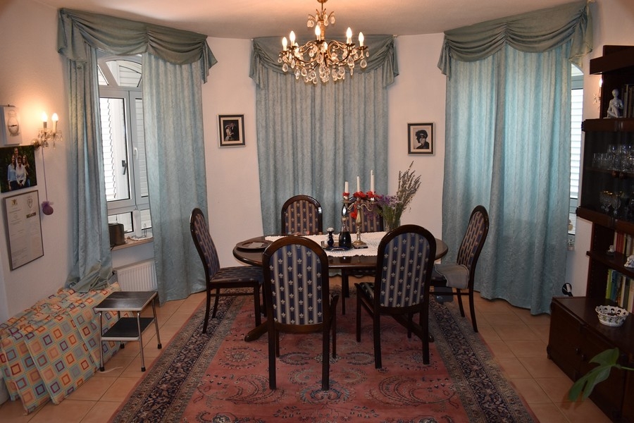 Zimmer mit rundem Tisch und Kronleuchter
