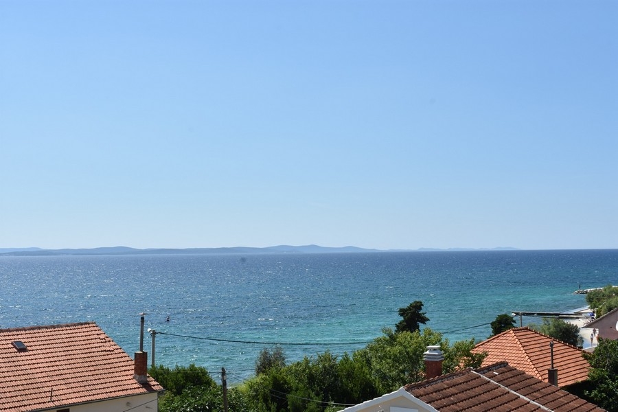 Meerblick über die Dächer in Kroatien