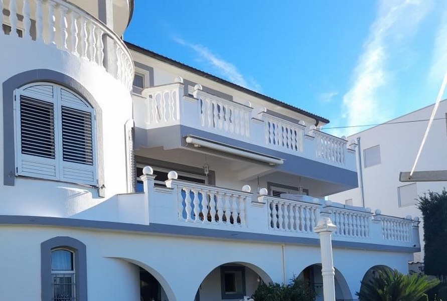 Fassade mit Balkonen und Balustraden
