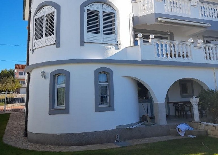 Hausfassade mit überdachter Terrasse
