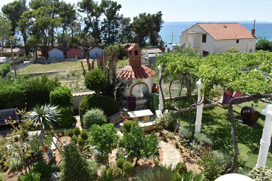 Garten mit Grillhaus und Blick auf das Meer