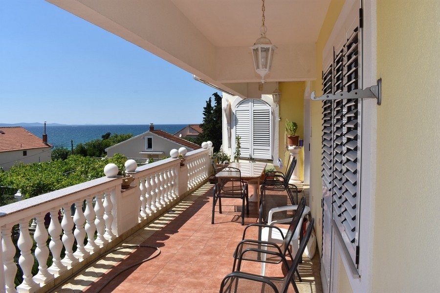 Überdachte Terrasse mit Sitzgruppe und Meerblick