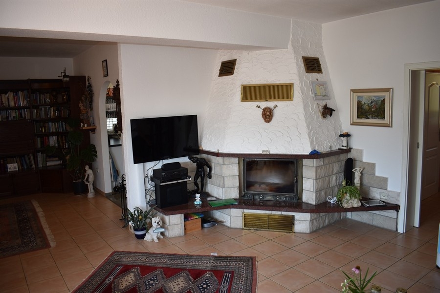 Wohnzimmer mit Kamin