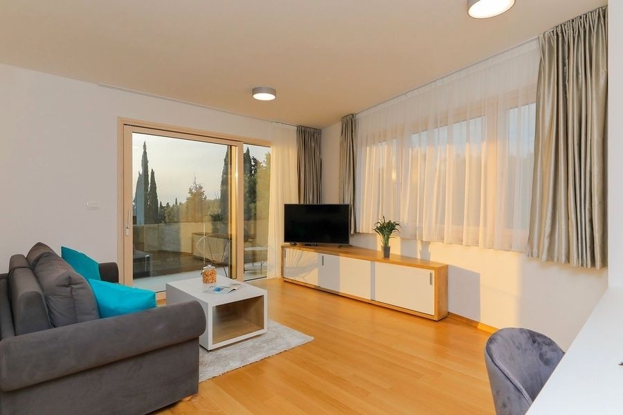 Wohnraum mit Zugang zur Terrasse