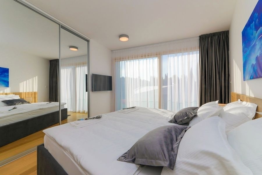 Schlafzimmer mit Doppelbett in der Villa Kroatien