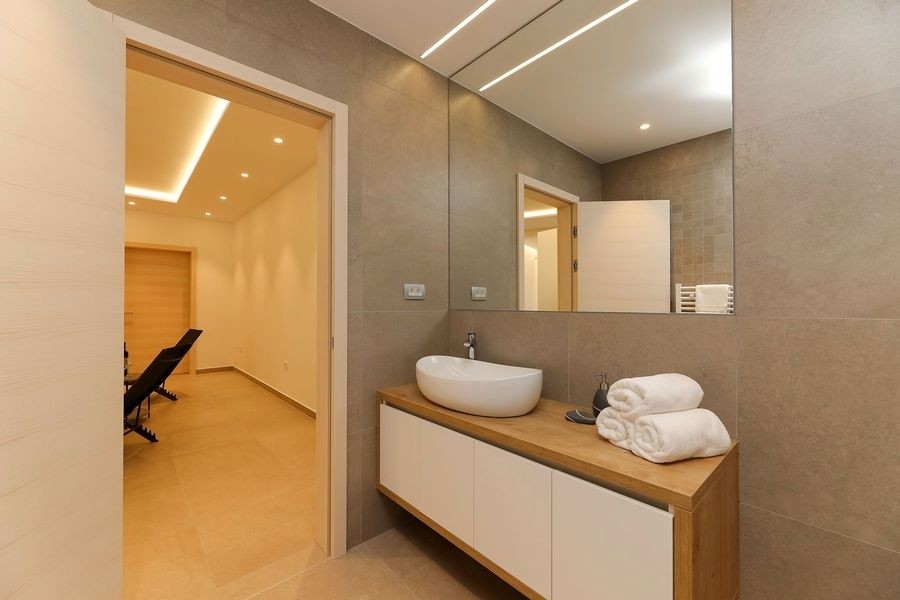 Badezimmer mit Waschtisch und großem Spiegel