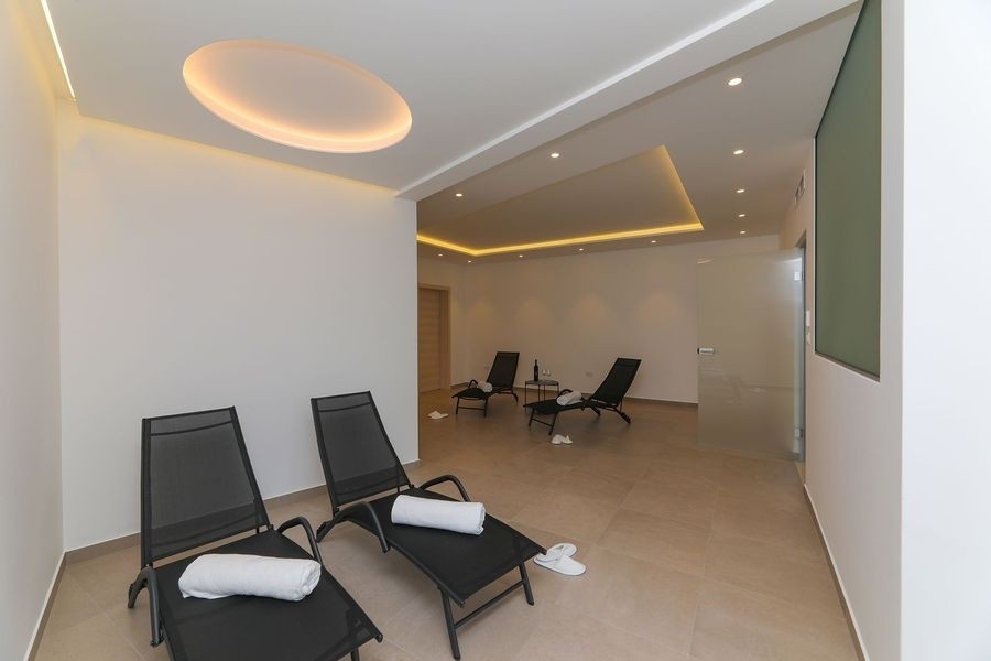 Wellnessbereich mit Liegen in der Villa