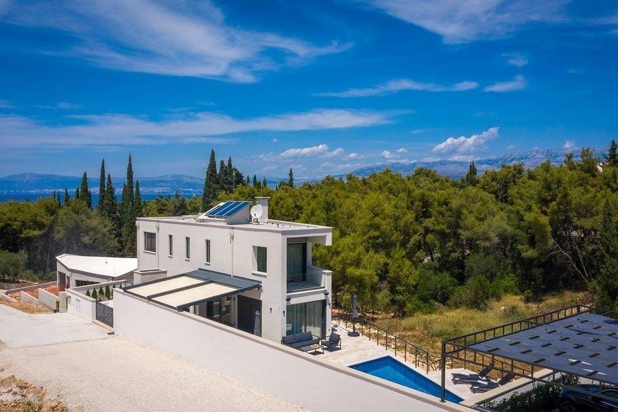 Luftaufnahme der Villa mit Meerblick auf Brac Kroatien