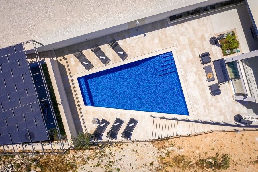 Luftaufnahme von Pool und Sonnenterrasse der Villa