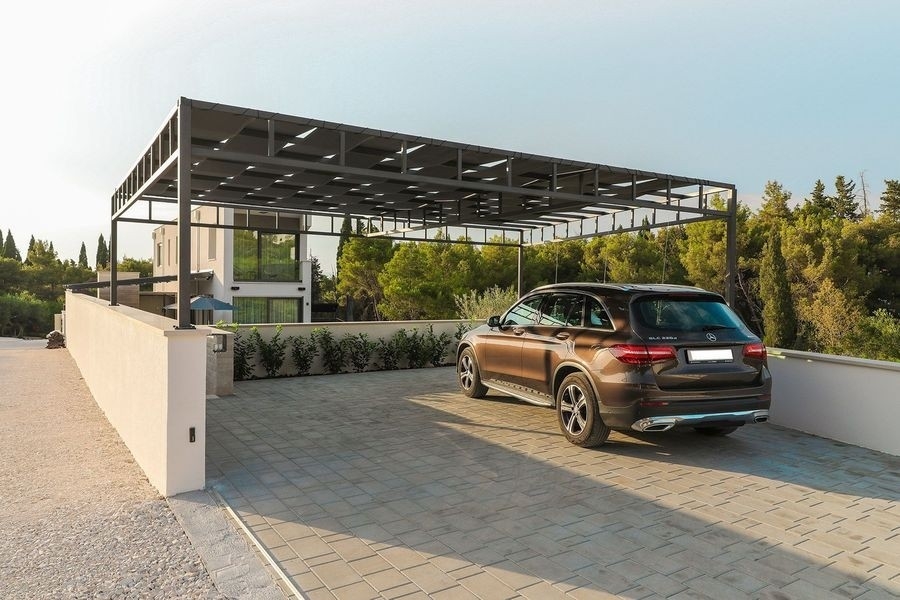 Überdachte Stellplätze an der Villa